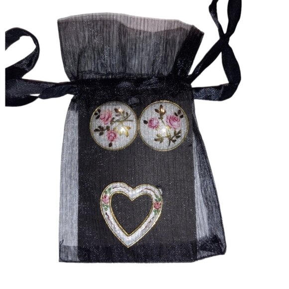 ⛱️ Vtg White & Pink Enamel 3 Piece Set in Gift Bag, Brooch + Button Earrings - Picture 1 of 8
